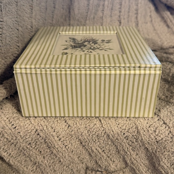 Nature’s Sketchbook by Marjolein Bastin sage green /cream keepsake and note box - Picture 8 of 13